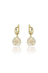 Kobiece koczyki odbijające światło