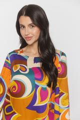 Kolorowa krótka sukienka z szerokim rękawem