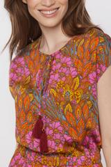 Kolorowa sukienka ze zwiewnej wiskozy z falbaną