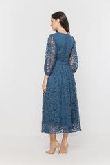 Koronkowa sukienka midi w odcieniu denim z podkreśloną talią