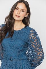 Koronkowa sukienka midi w odcieniu denim z podkreśloną talią