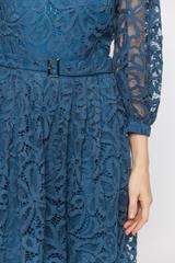 Koronkowa sukienka midi w odcieniu denim z podkreśloną talią