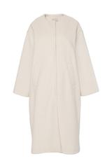 Kremowy płaszcz z kieszeniami zapinany na napy