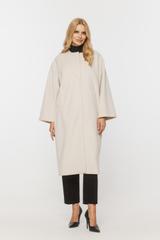 Kremowy płaszcz z kieszeniami zapinany na napy