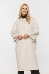 Kremowy płaszcz z kieszeniami zapinany na napy