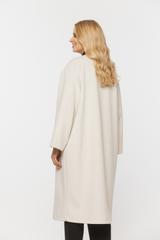 Kremowy płaszcz z kieszeniami zapinany na napy