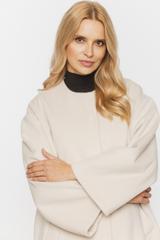 Kremowy płaszcz z kieszeniami zapinany na napy