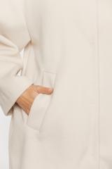 Kremowy płaszcz z kieszeniami zapinany na napy