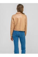 Krótka morelowa kurteczka z naszywanymi dużymi kieszeniami