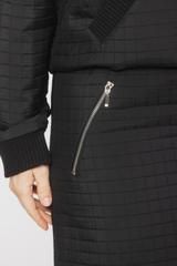 Krótka spódnica z czarnej pikowanej tkaniny