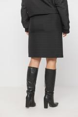 Krótka spódnica z czarnej pikowanej tkaniny