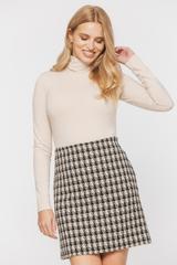 Short skirt made of thick fabric in the Chanel style