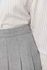 Krótka szara wełniana spódnica z zakładkami