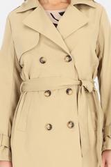 Krótki dwurzędowy beżowy trencz z paskiem i podszewką