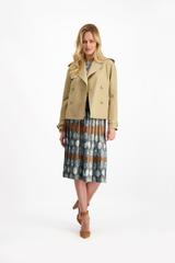 Krótka kurtka o kroju płaszcza