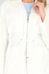 Biała bawełniana kurtka ściągana w talii
