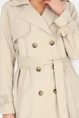 Krótki dwurzędowy trencz jasnobeżowy z paskiem i podszewką