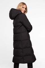 Płaszcz puchowy z kapturem w kolorze czarnym
