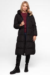 Płaszcz puchowy z kapturem w kolorze czarnym