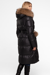 Puchowa długa kurtka w kolorze czarnym