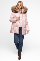 Jasnoróżowa krótka kurtka z naturalnym wypełnieniem