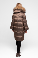 Brązowa zimowa kurtka z połyskującej tkaniny