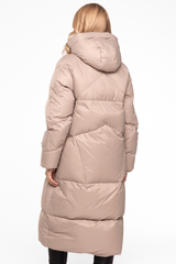Ciepła beżowa kurtka z naturalnym wypełnieniem