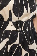 Lekka sukienka z paskiem z satyny wiskozowej