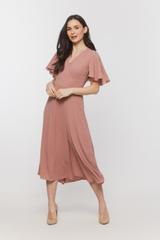 Lekka wizytowa sukienka w kolorze łososiowego różu