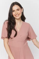 Lekka wizytowa sukienka w kolorze łososiowego różu