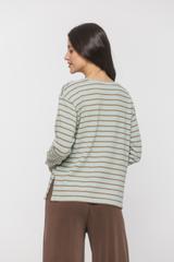 Lekki seledynowy sweterek w brązowe paski