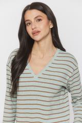 Lekki seledynowy sweterek w brązowe paski