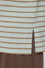 Lekki seledynowy sweterek w brązowe paski