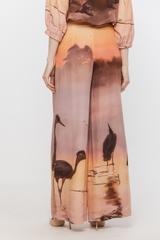 Lekkie wiskozowe spodnie z malarskim motywem