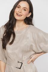 Letnia sukienka z fakturowanej beżowej tkaniny wiskozowej