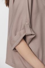 Przewiewna beżowa bluzka z tencelu  o luźnym kroju