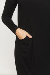 Luźna czarna sukienka z dużymi kieszeniami