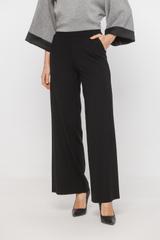 Luźne czarne spodnie z gumką w talii i kieszeniami