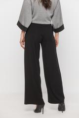 Luźne czarne spodnie z gumką w talii i kieszeniami