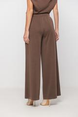 Luźne spodnie z lekkiej brązowej dzianiny