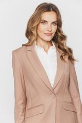 Marynarka z kieszeniami o delikatnie taliowanym kroju