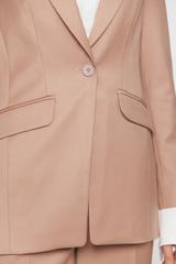 Marynarka z kieszeniami o delikatnie taliowanym kroju