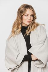 Miękka długa narzutka w odcieniu szarości o luźnym fasonie