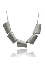 Designerski szczotkowany naszyjnik w kolorze ciemnego srebra