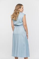 Niebieska sukienka z kołnierzykiem i paskiem