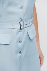 Niebieska sukienka z kołnierzykiem i paskiem
