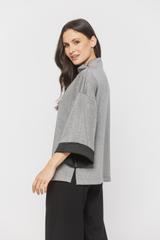 Obszerna bluzka z dzianiny ze stójką i rękawem 3/4