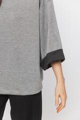 Obszerna bluzka z dzianiny ze stójką i rękawem 3/4