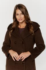 Ocieplany brunatny płaszcz o fakturze jodełki