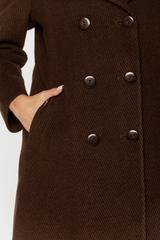 Ocieplany brunatny płaszcz o fakturze jodełki